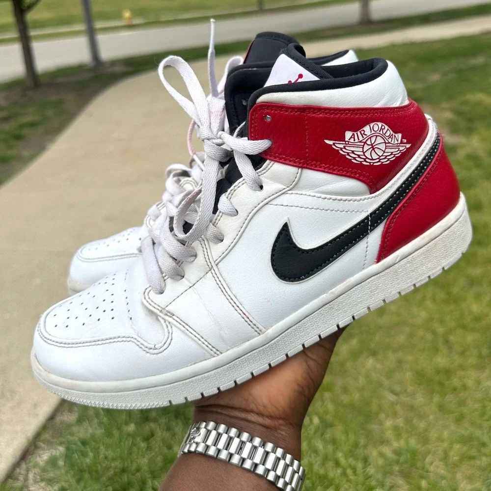 Nike Air‎ Jordan 1 Mid Chicago Athletic Shoes Men's Size 9 White Black Gym Red